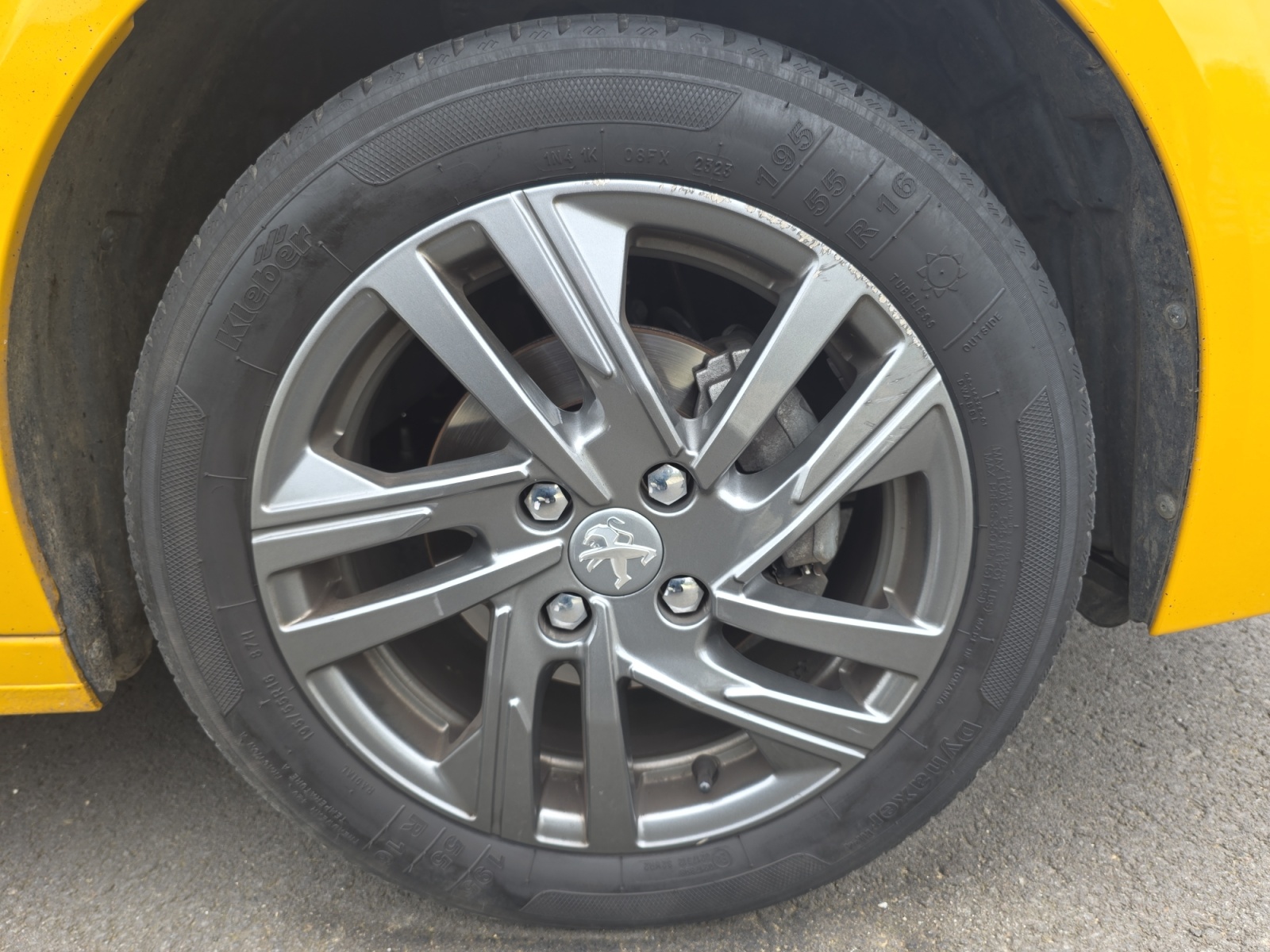 Peugeot 208 36