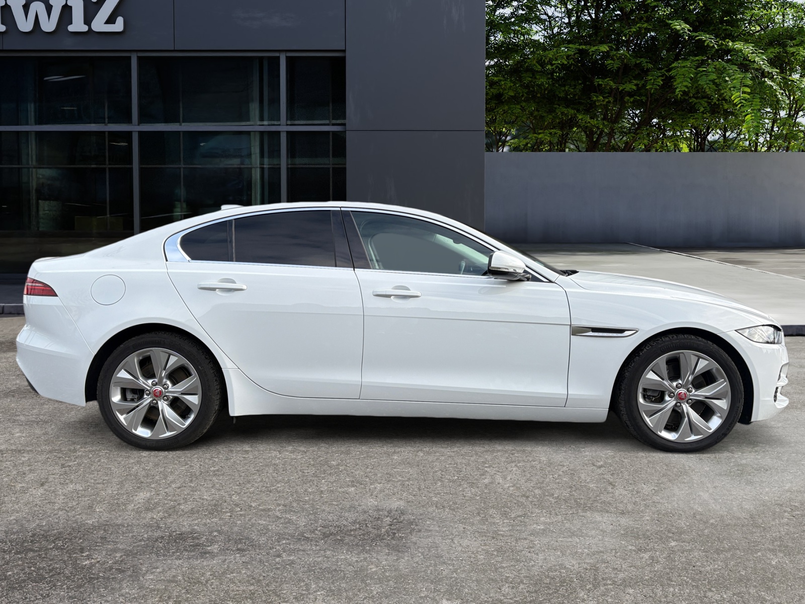 Jaguar Xe 5