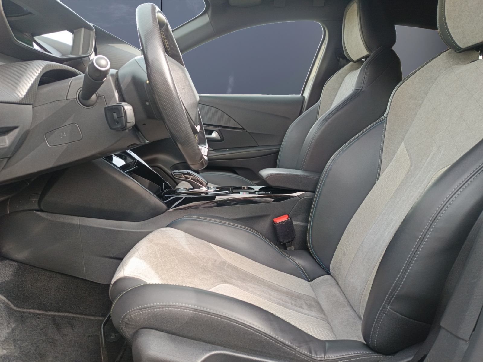 Peugeot E-208 9