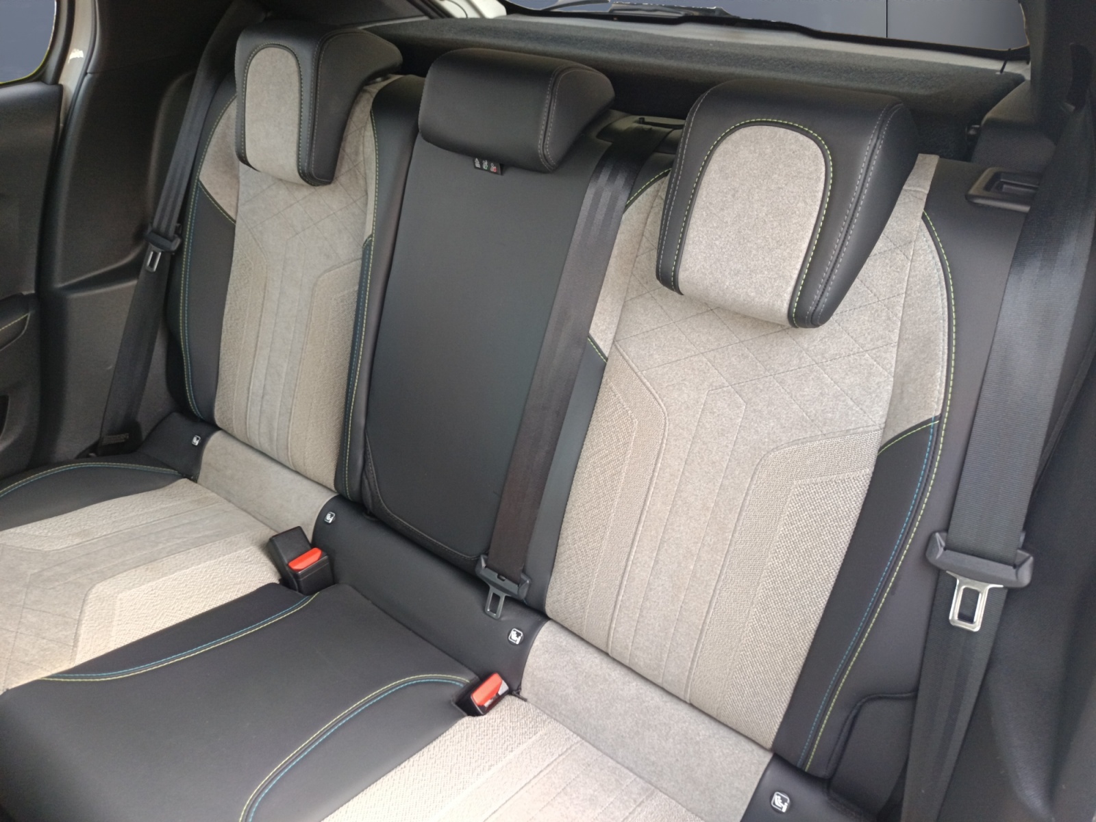 Peugeot E-208 10