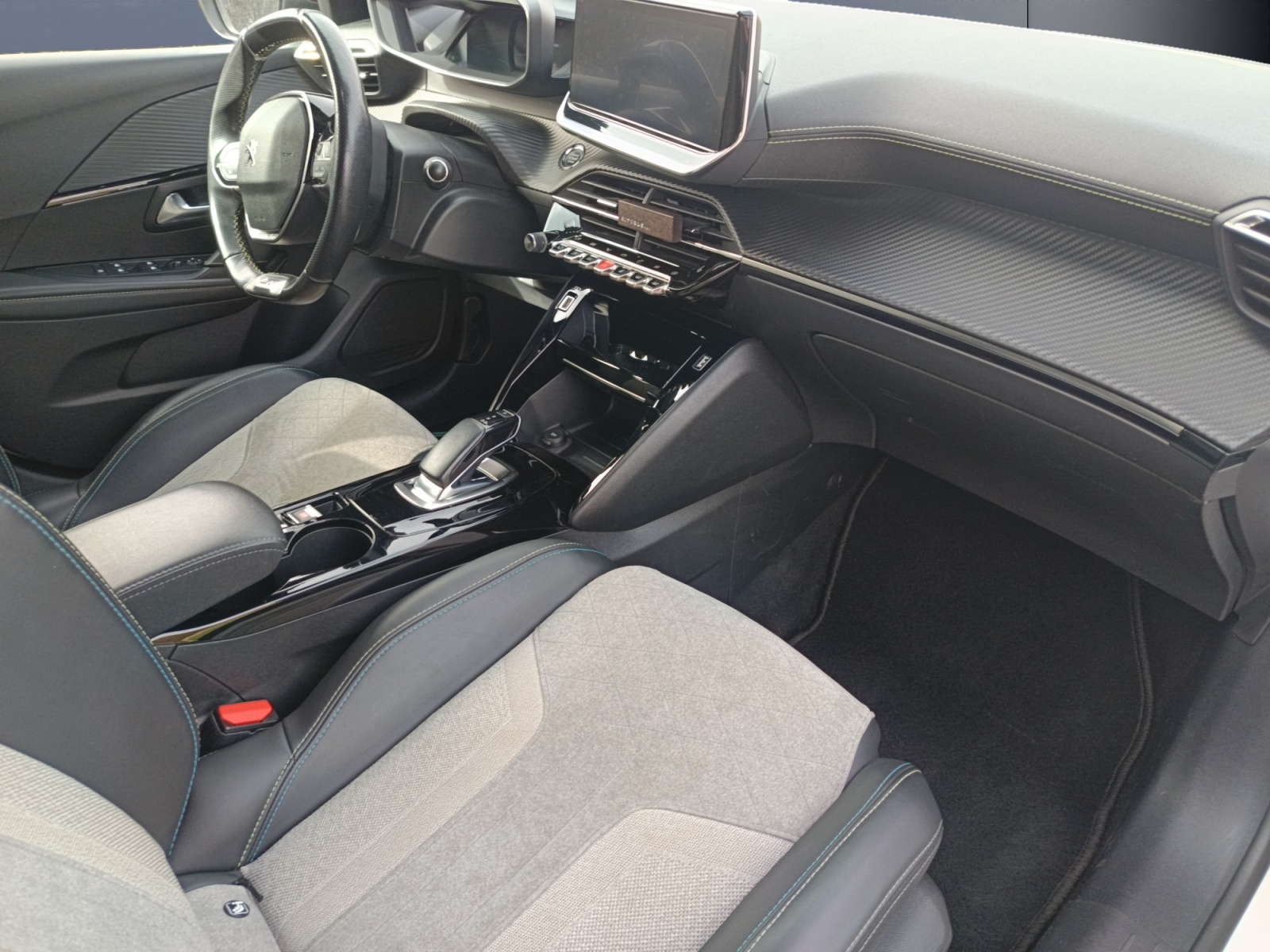 Peugeot E-208 12
