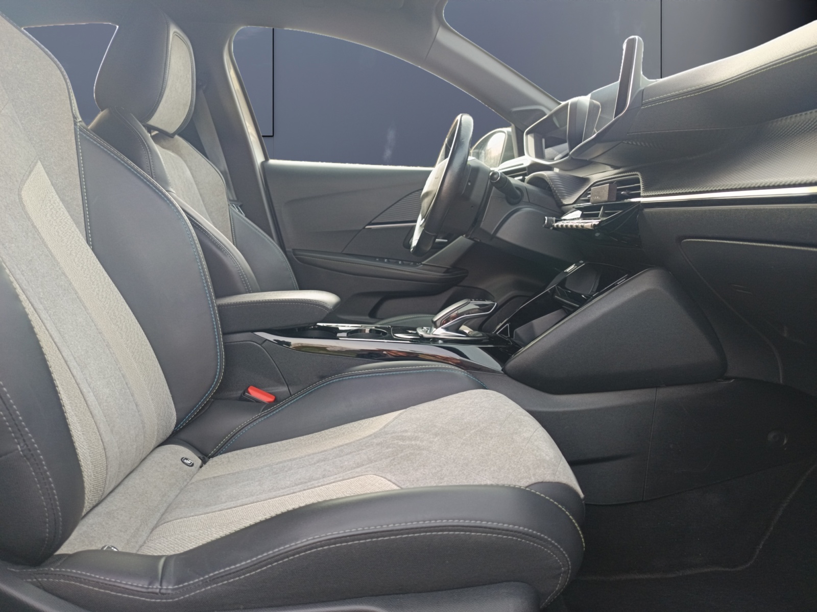 Peugeot E-208 13