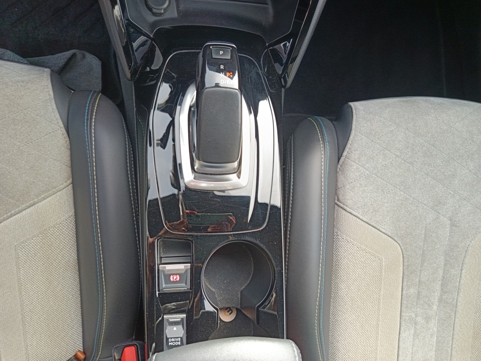 Peugeot E-208 17