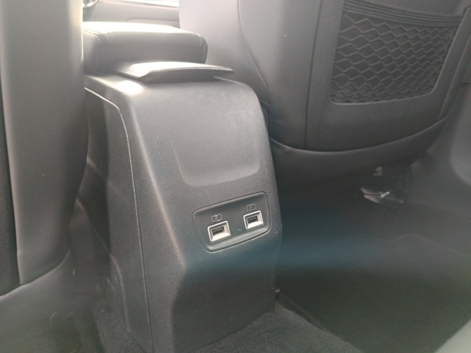 Peugeot E-208 22