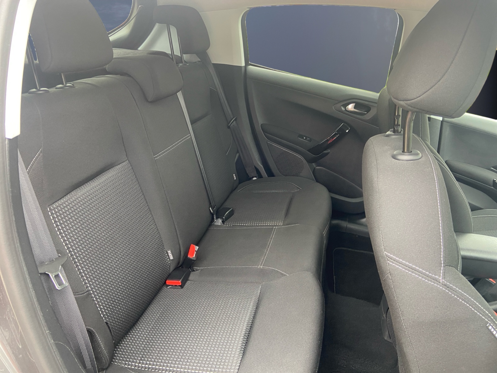 Peugeot 208 11