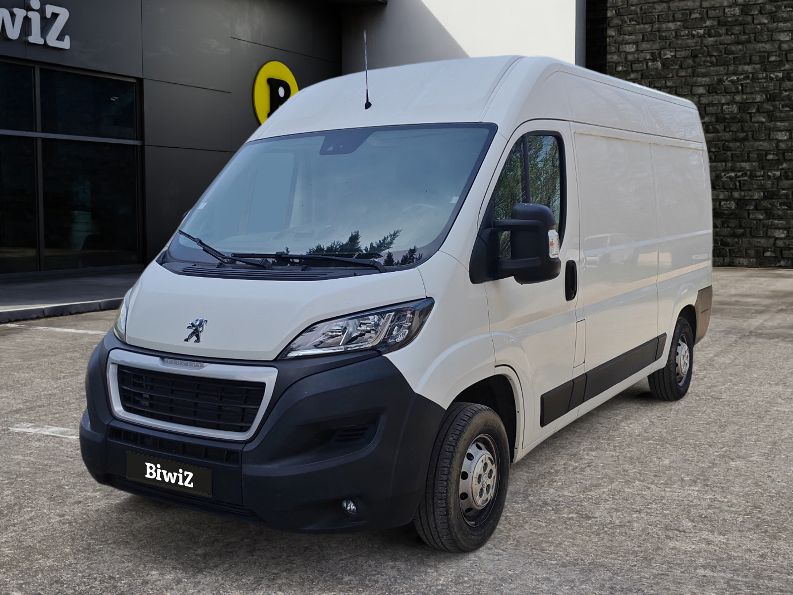 Peugeot Boxer Vu Fourgon aménagé van  2.2l Bluehdi 140ch L2h2 Asphalt Start-stop Boule Attelage