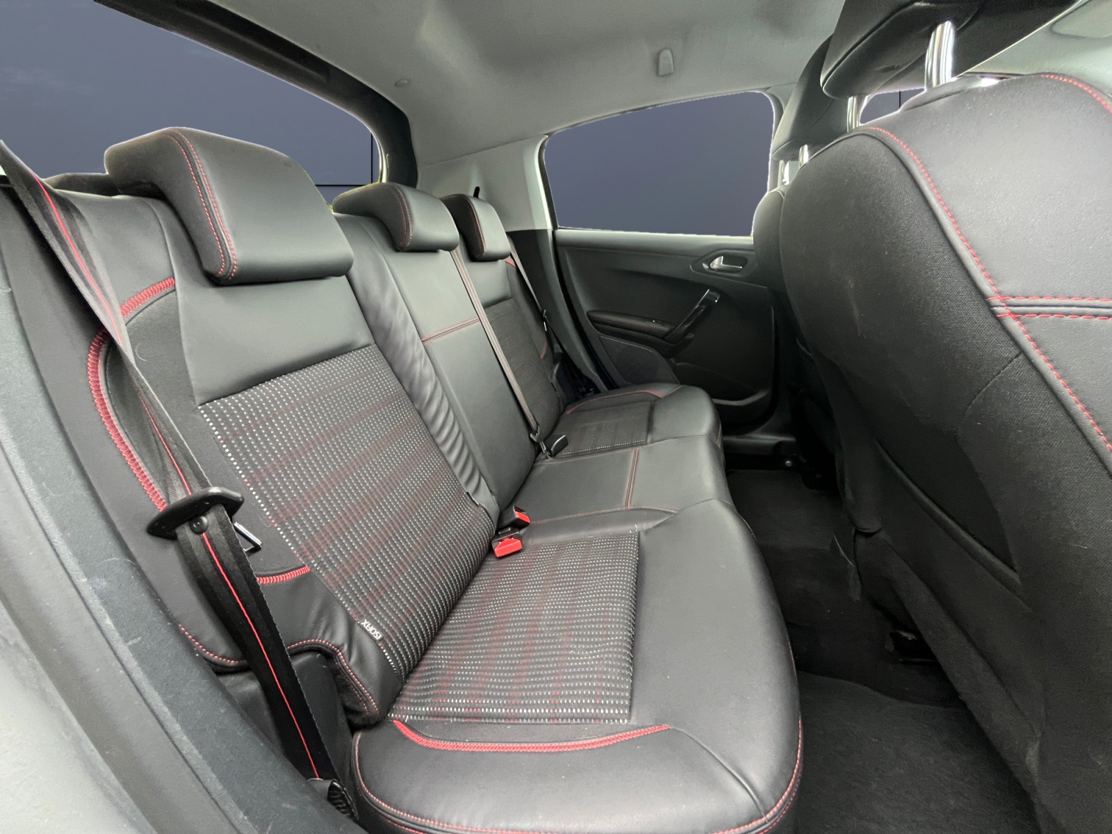 Peugeot 208 11
