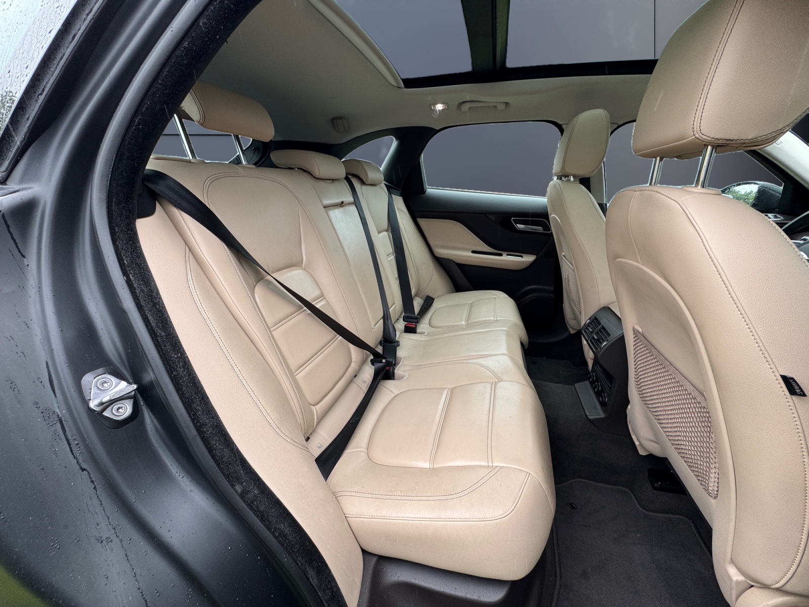 Jaguar F-Pace 11