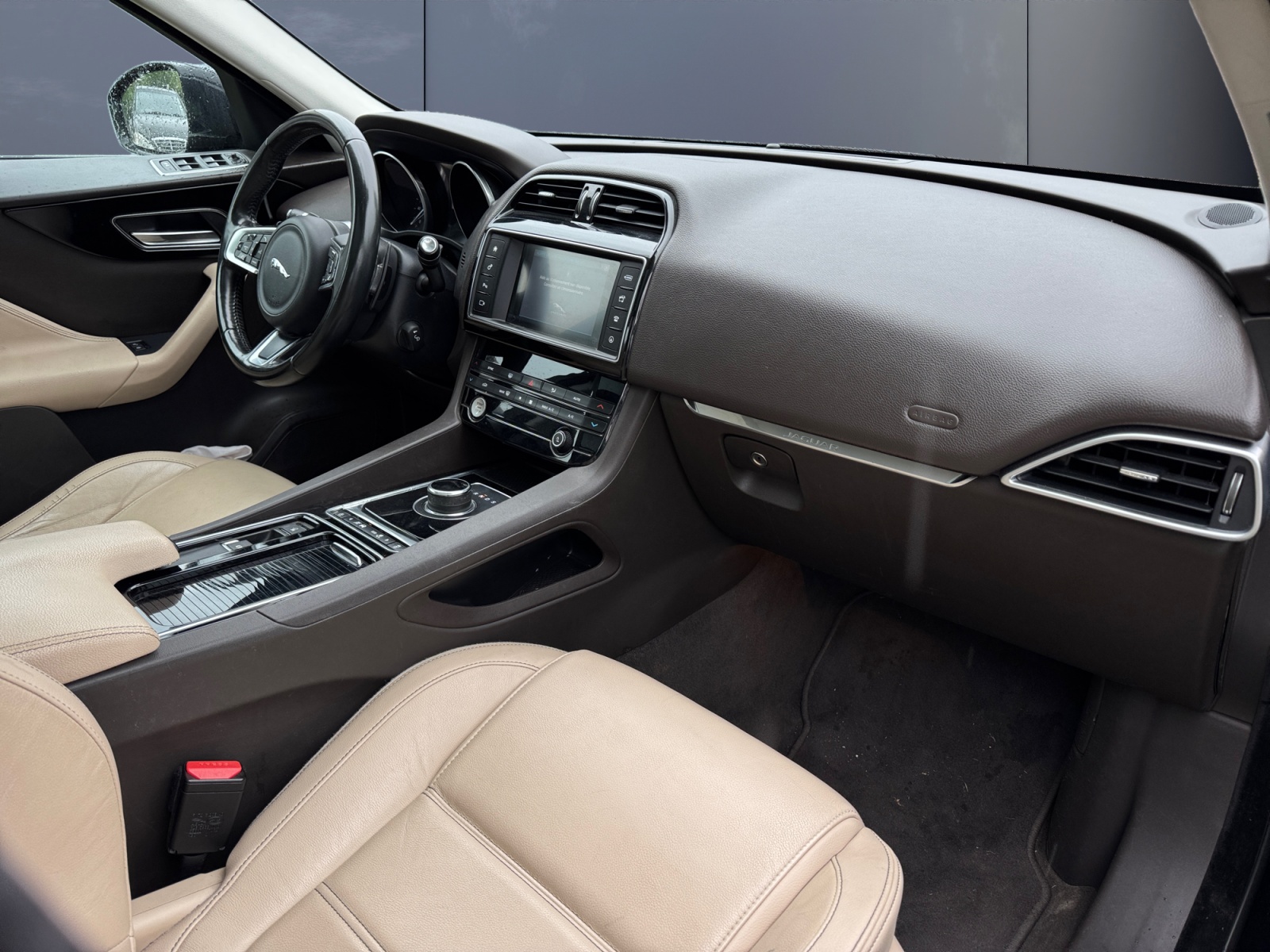 Jaguar F-Pace 12
