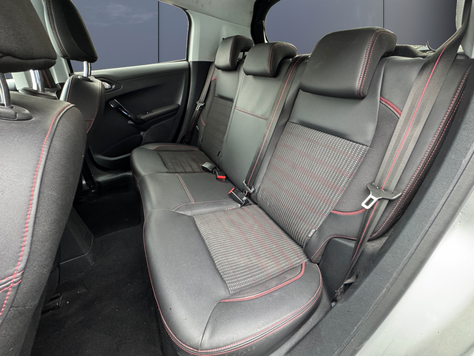 Peugeot 208 10