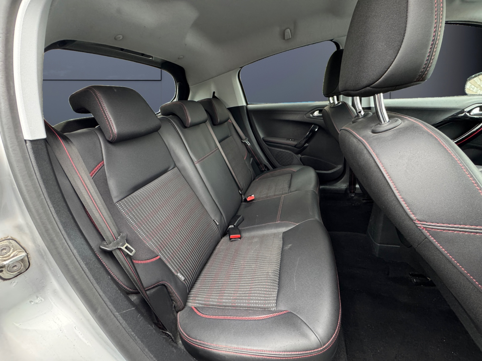 Peugeot 208 11
