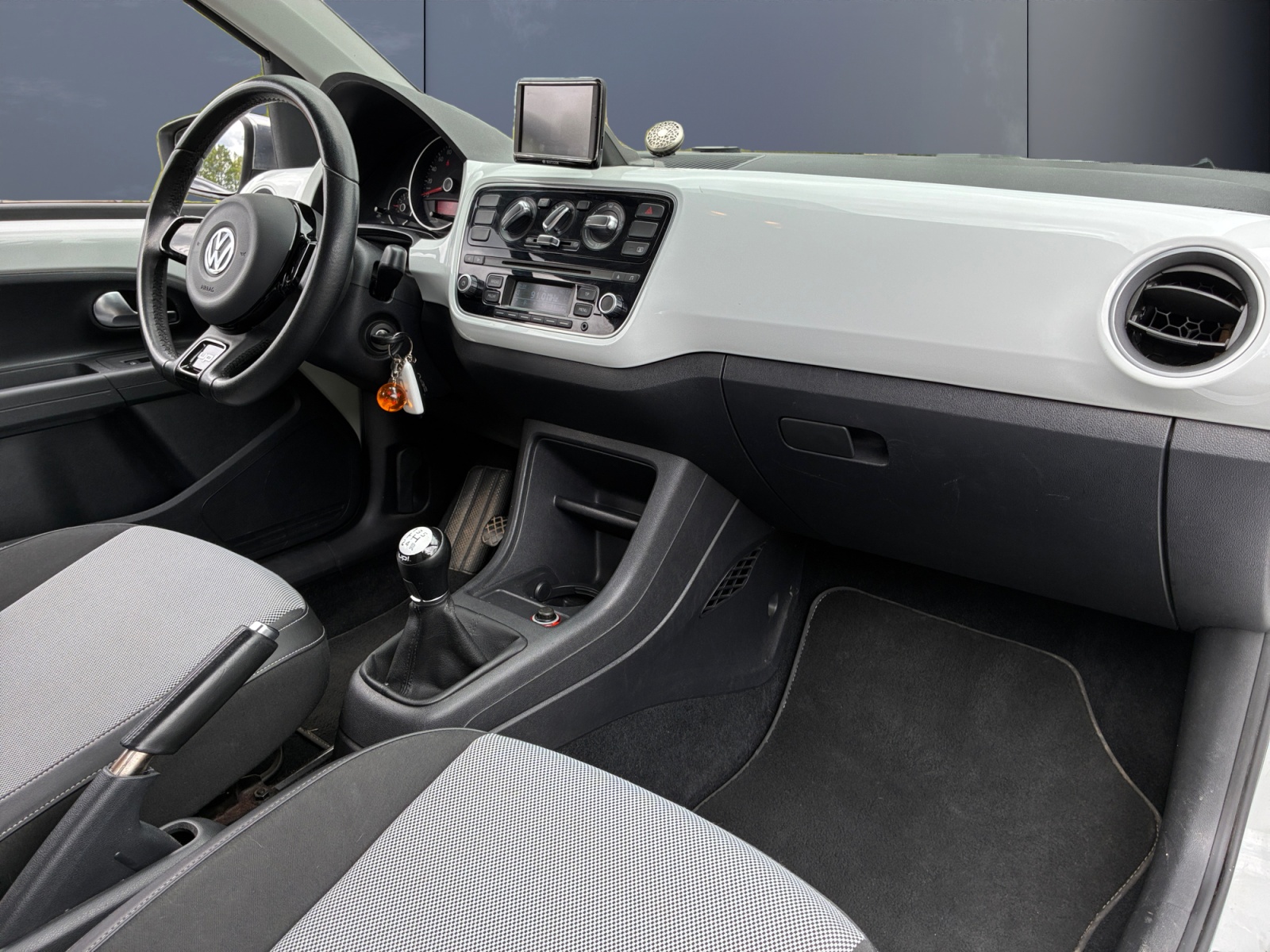 Volkswagen Up 12
