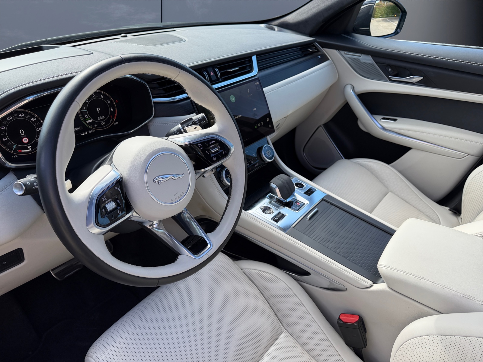 Jaguar F-Pace 8