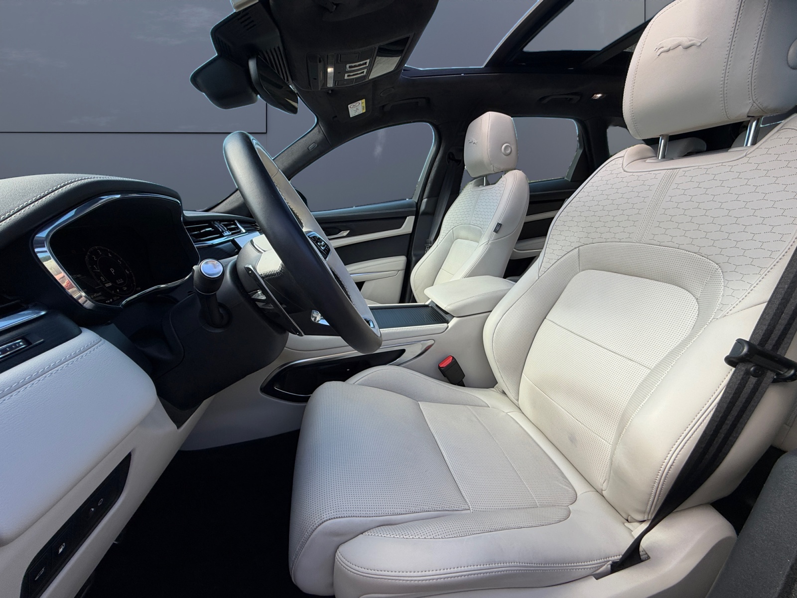 Jaguar F-Pace 9