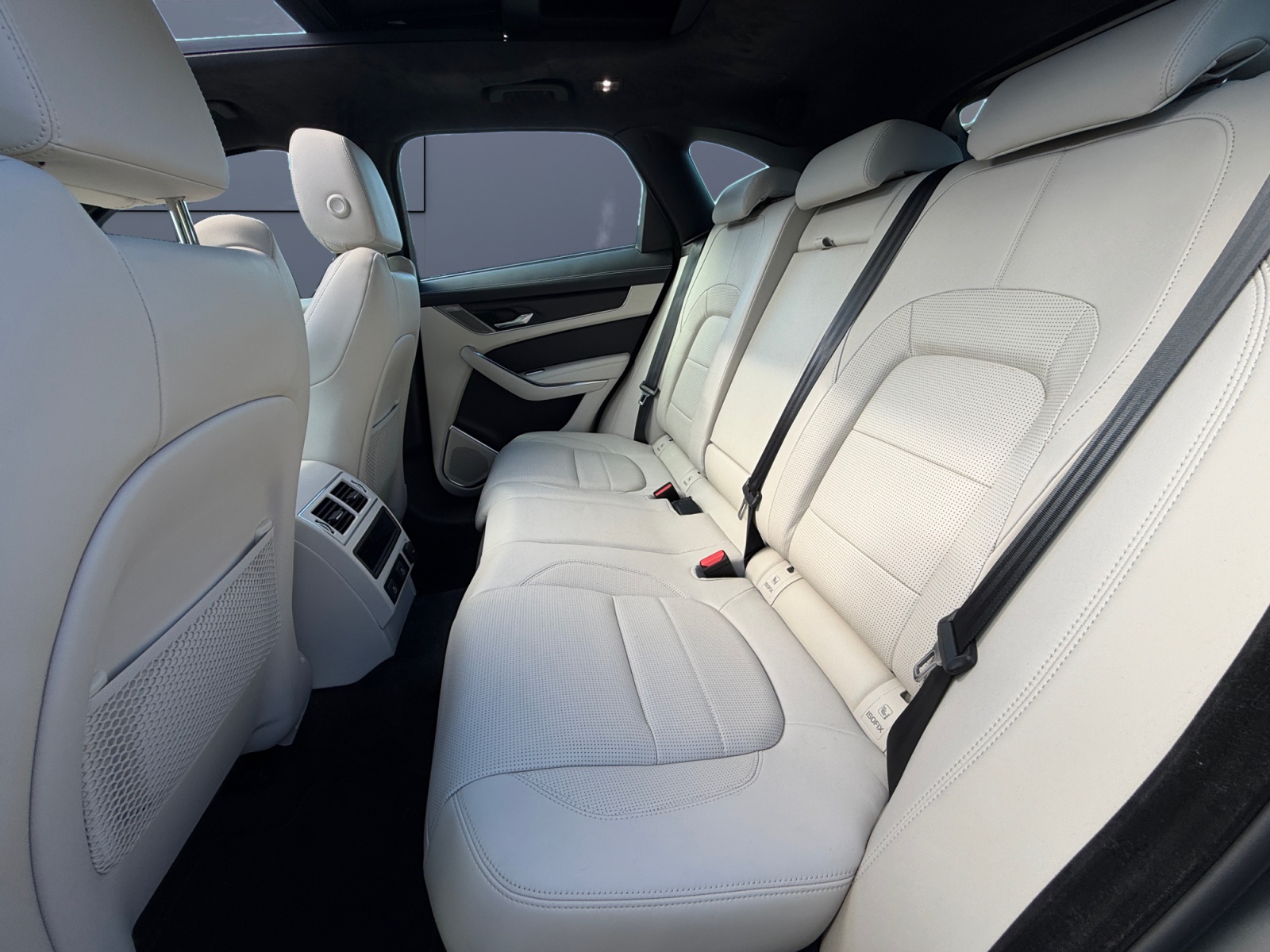 Jaguar F-Pace 10