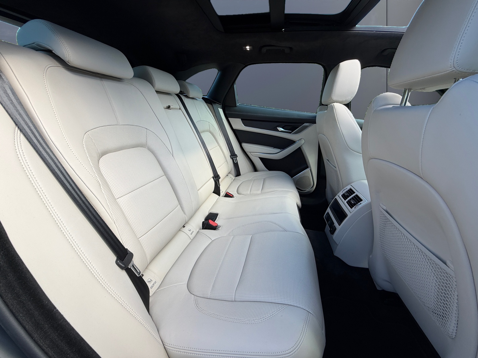 Jaguar F-Pace 11
