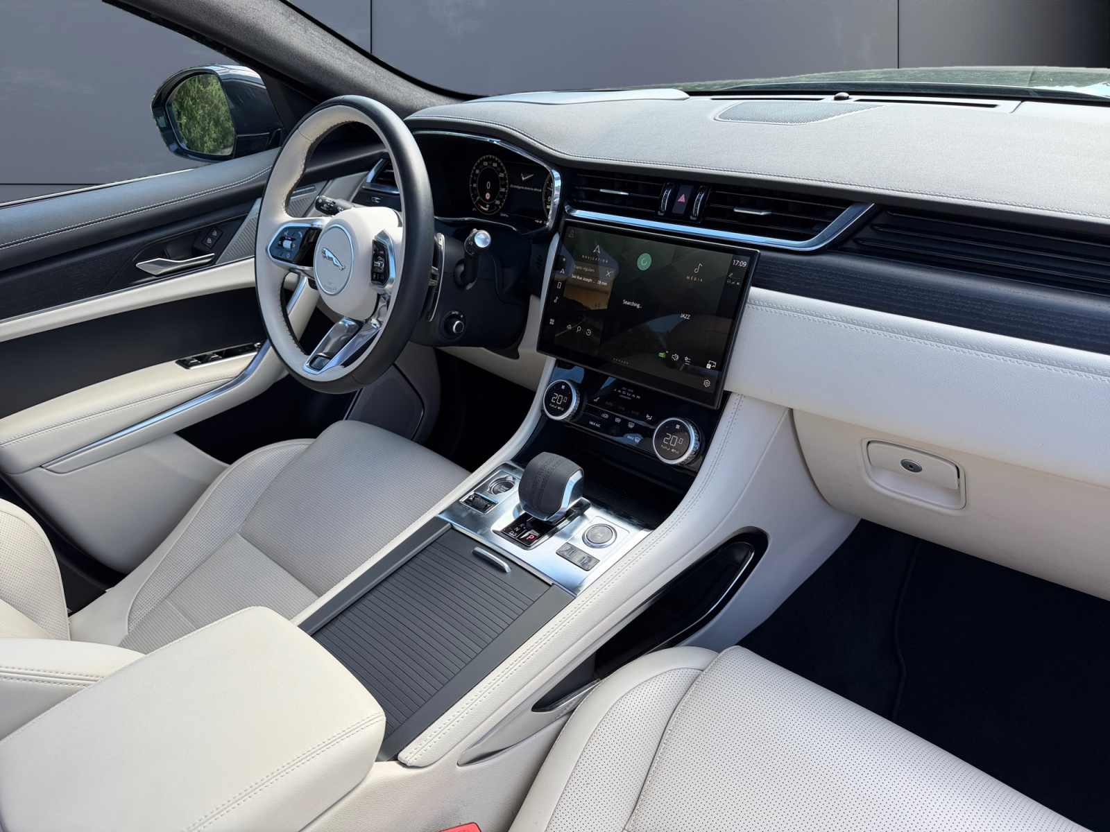 Jaguar F-Pace 12
