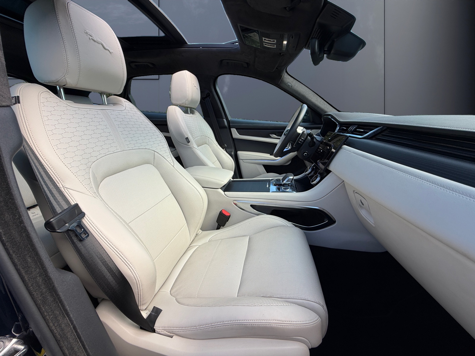 Jaguar F-Pace 13