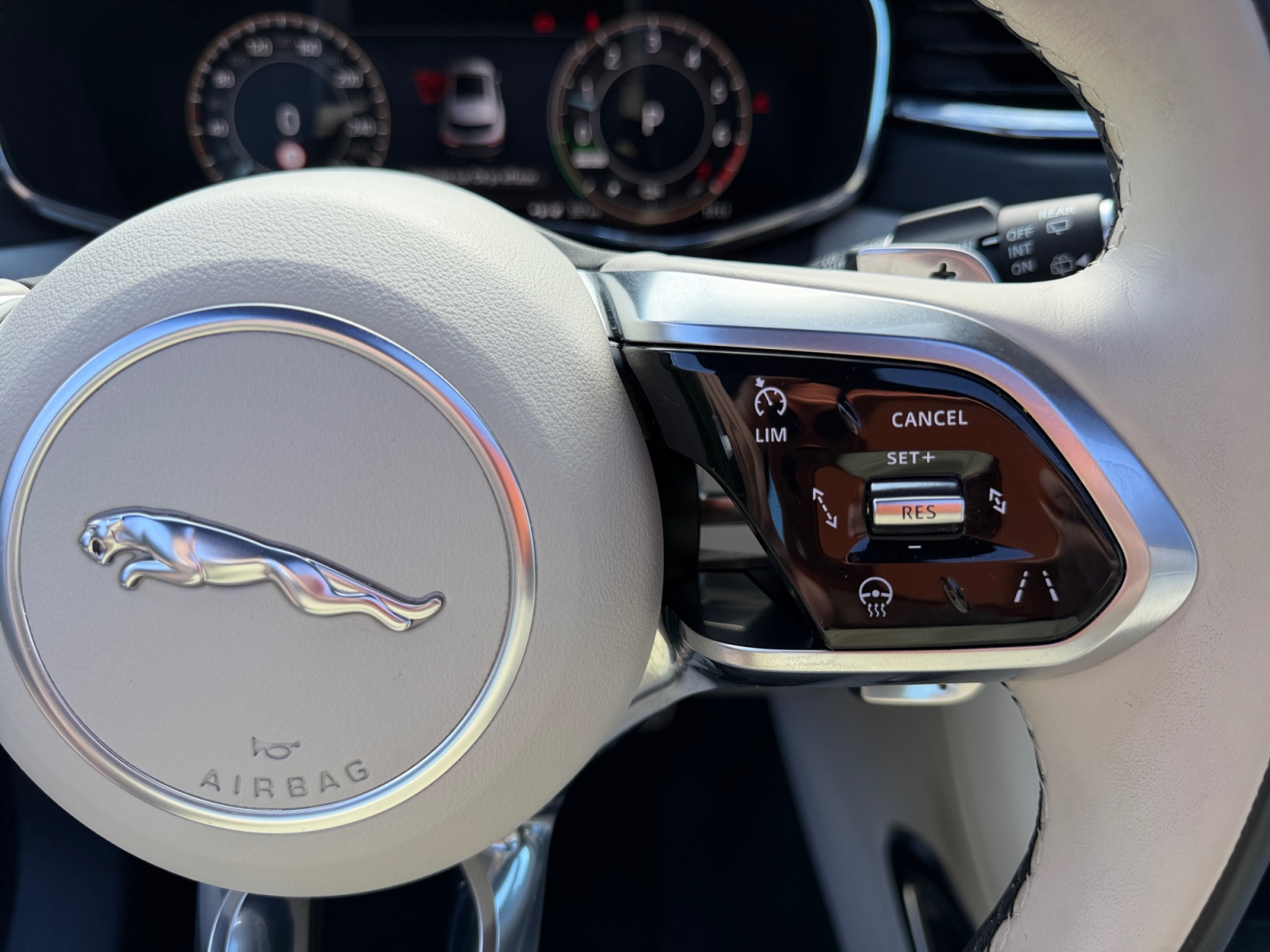 Jaguar F-Pace 21