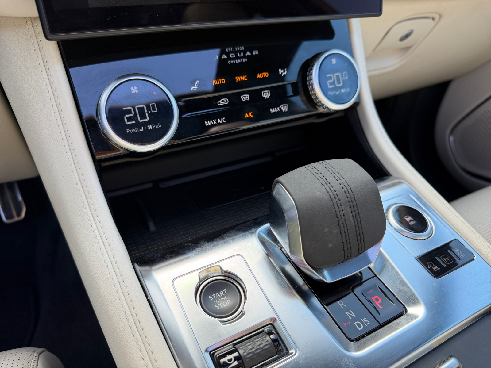Jaguar F-Pace 23