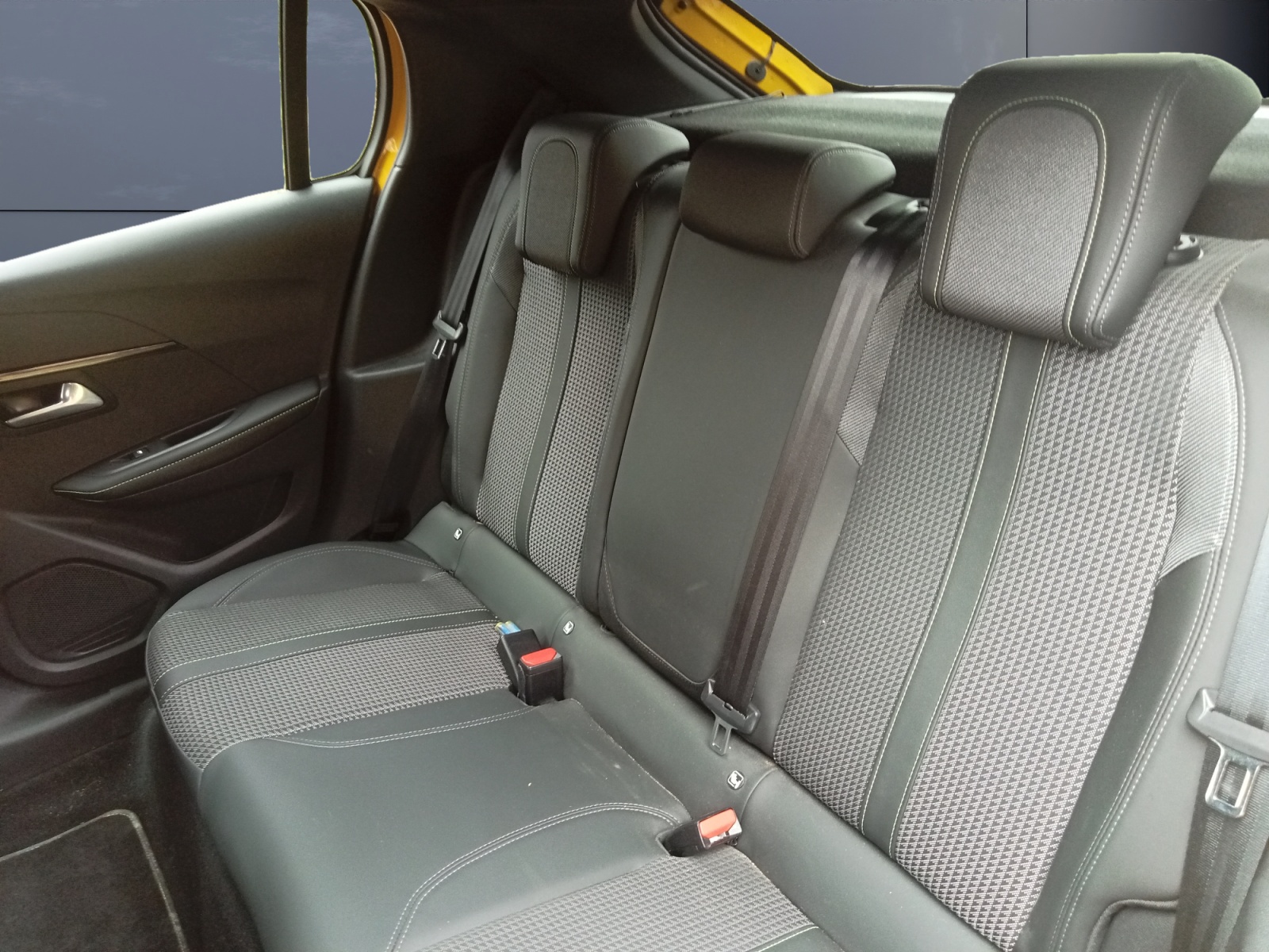 Peugeot E-208 10