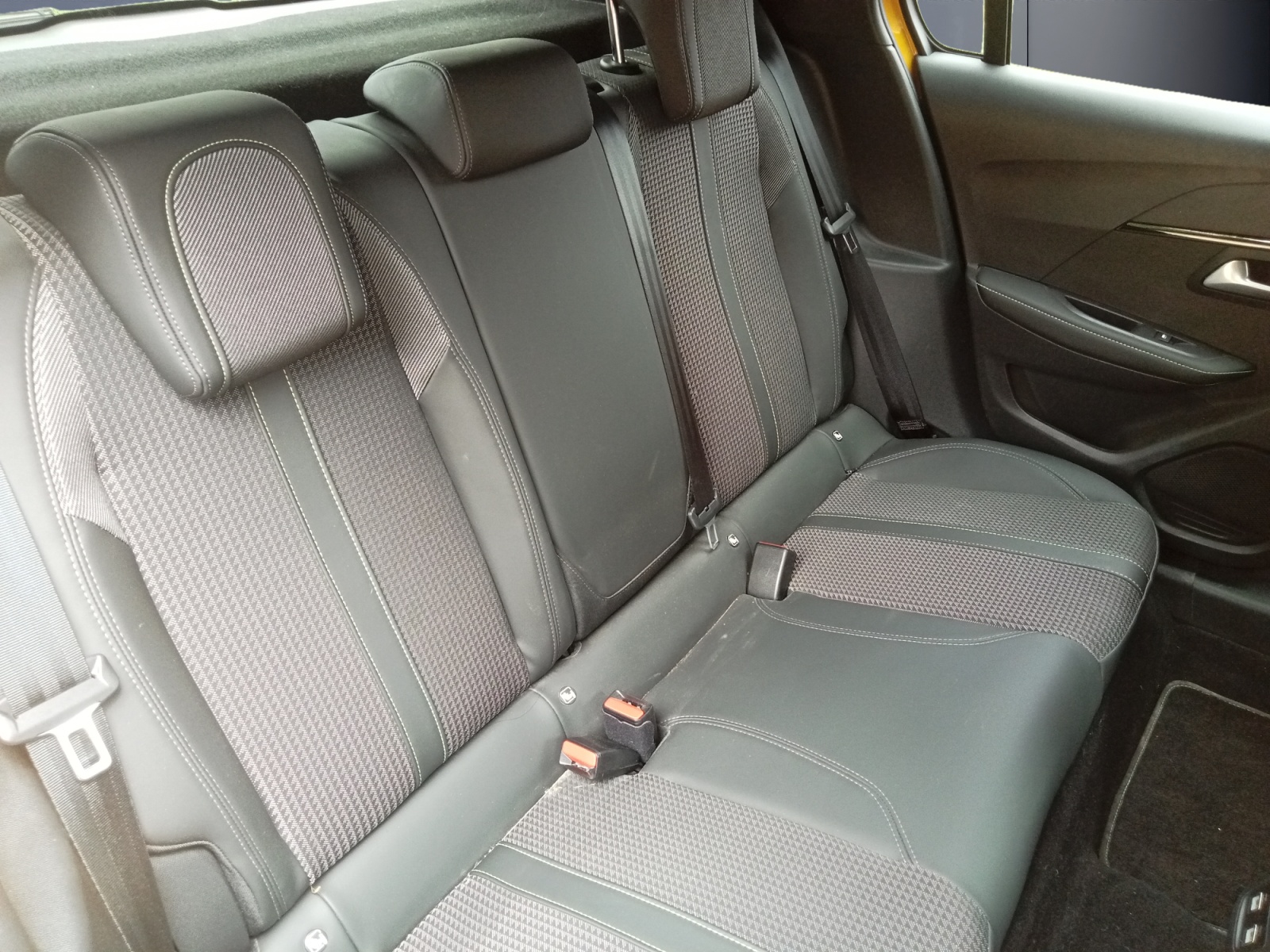 Peugeot E-208 11