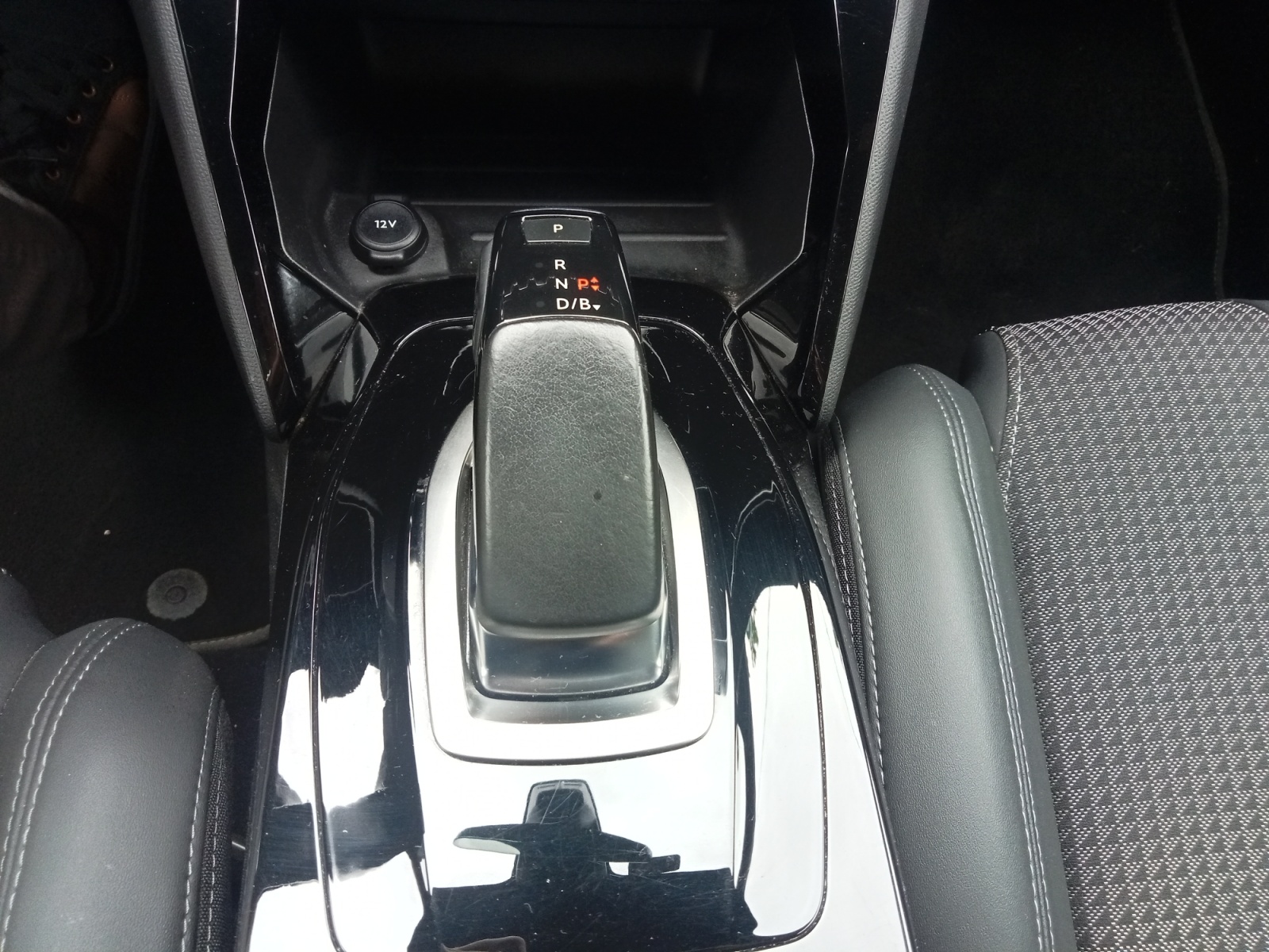 Peugeot E-208 24