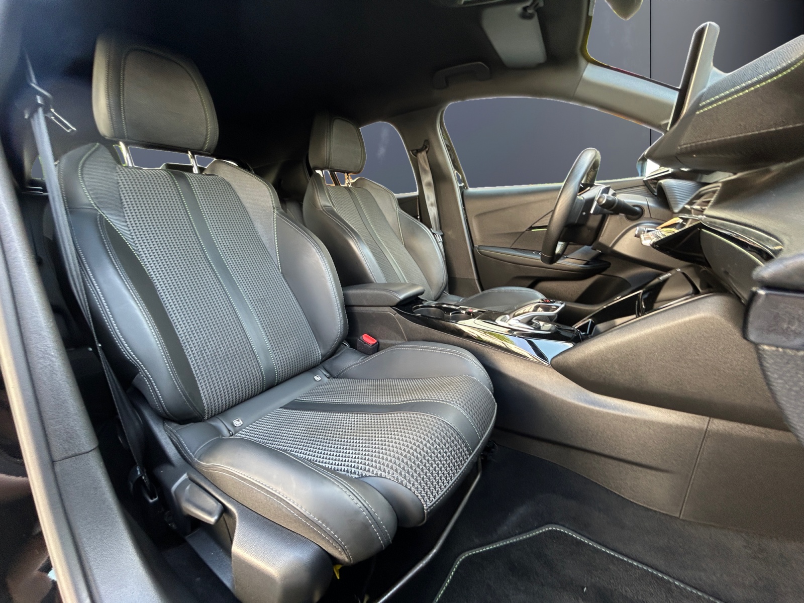 Peugeot 208 13