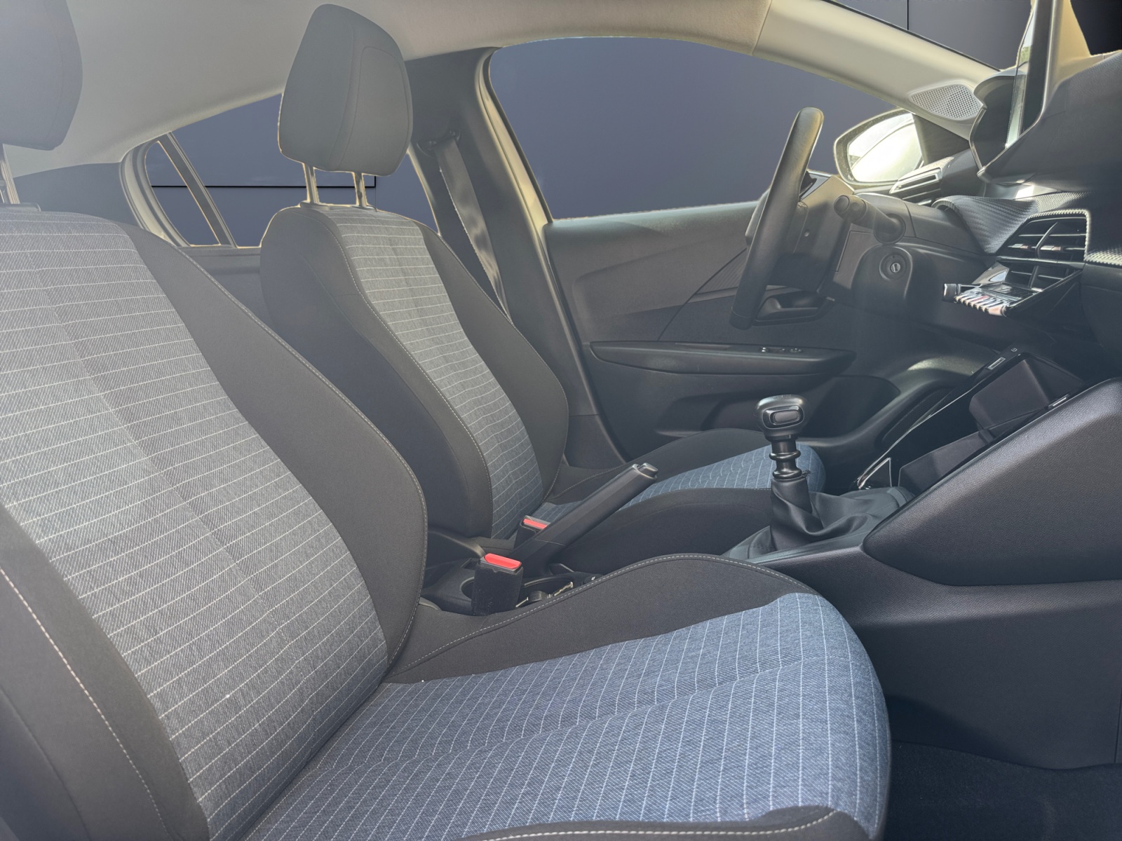 Peugeot 208 13
