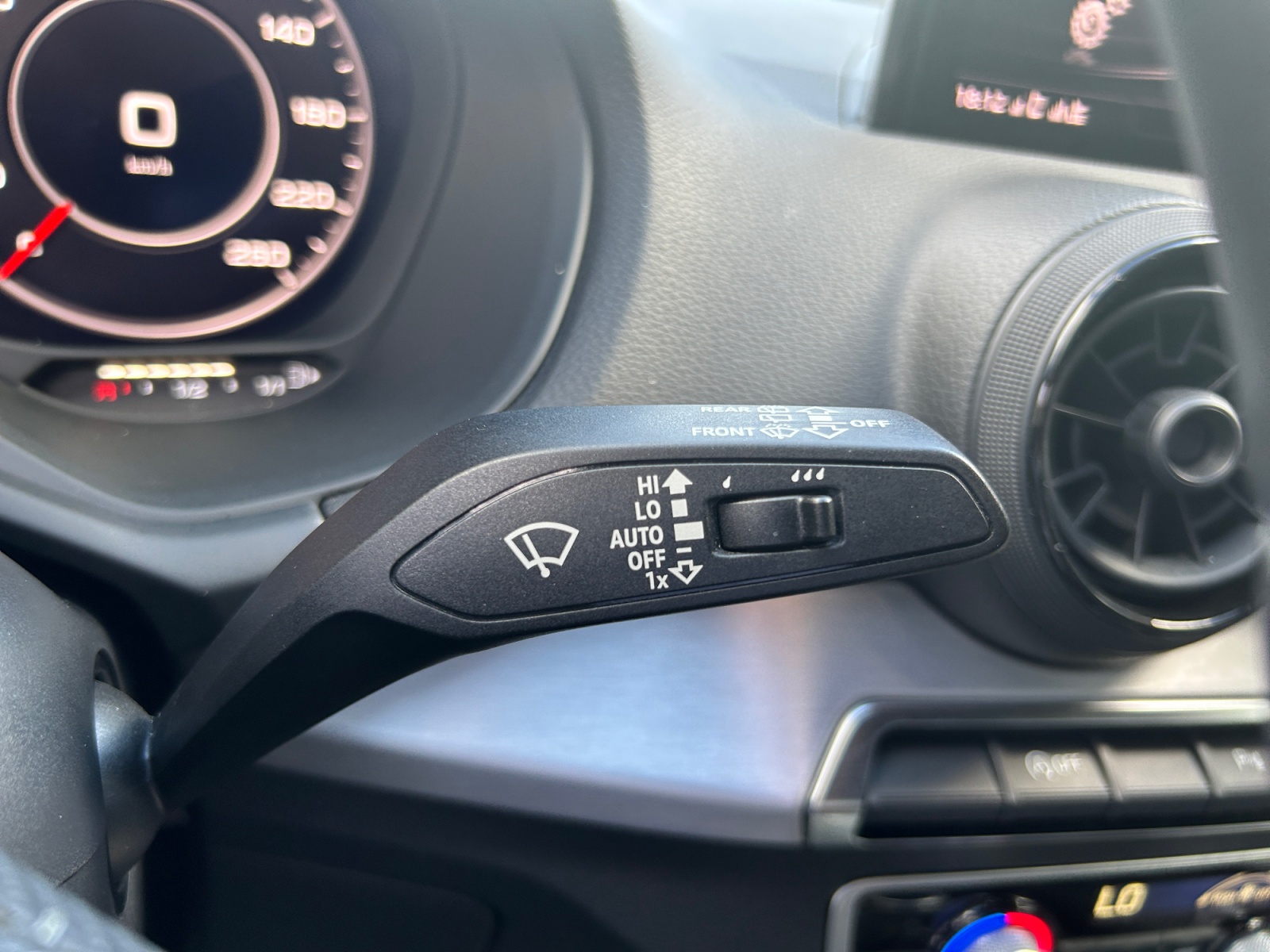 Audi Q2 24