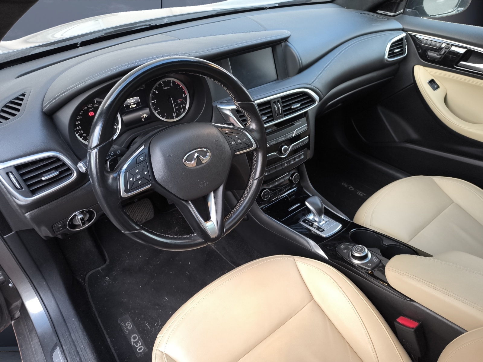 Infiniti Q30 8