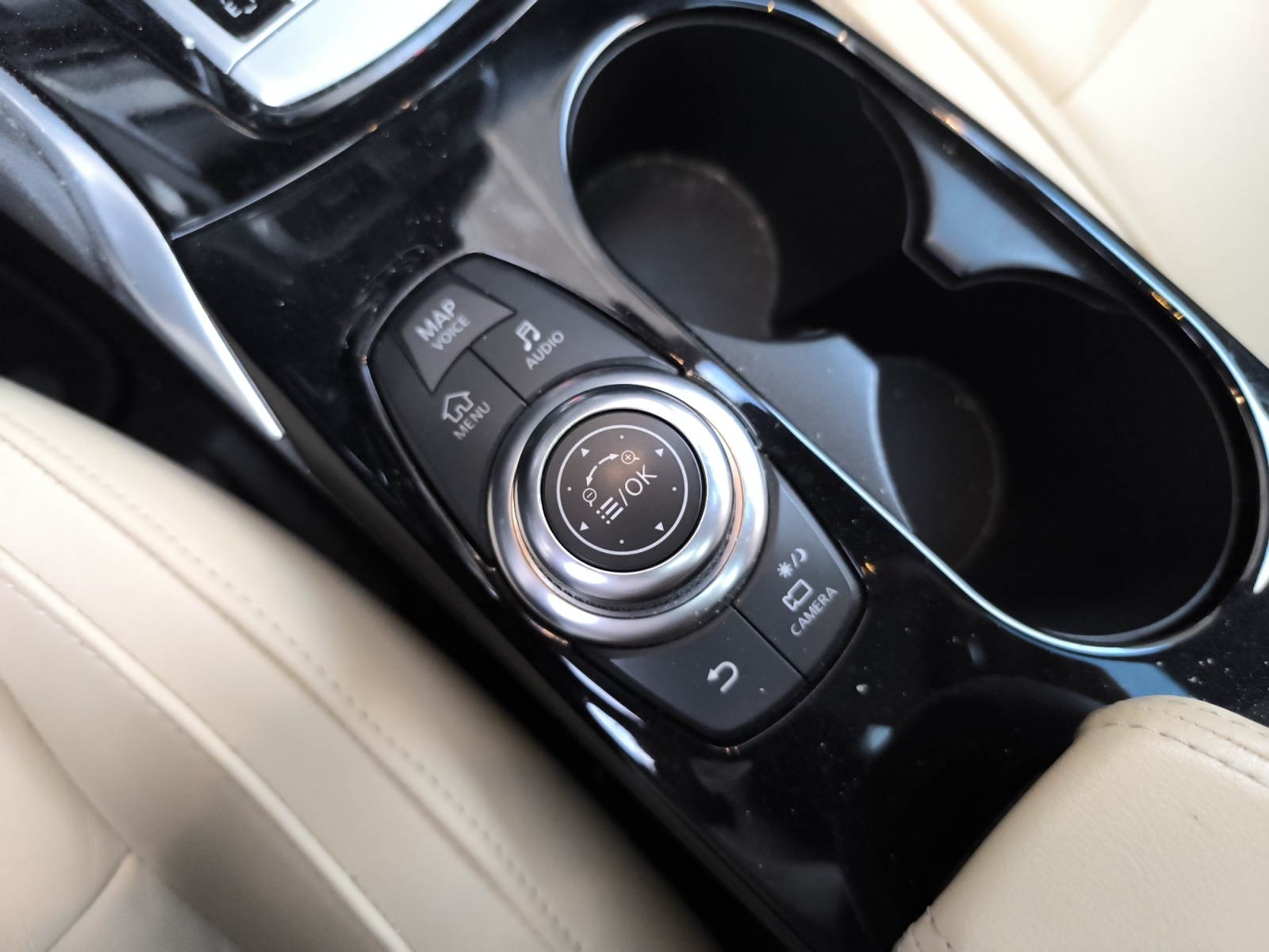 Infiniti Q30 25