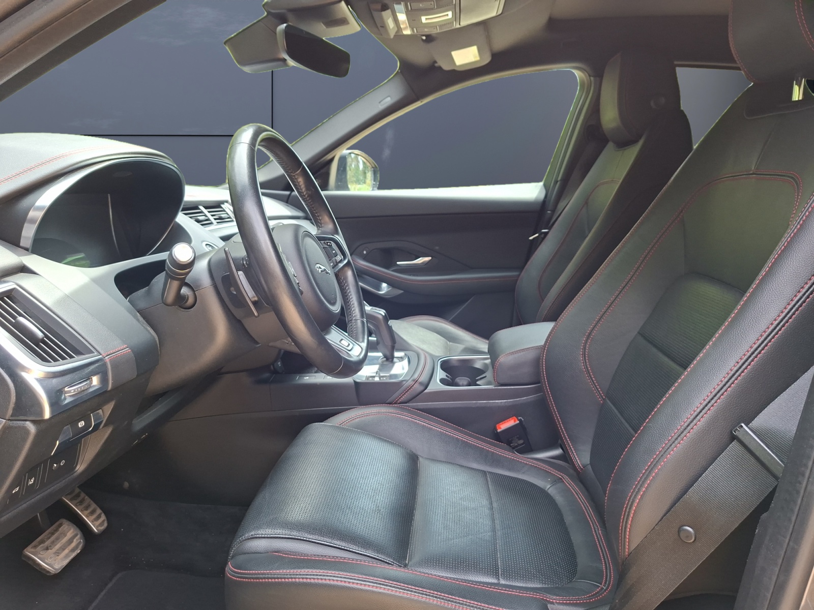 Jaguar E-Pace 9