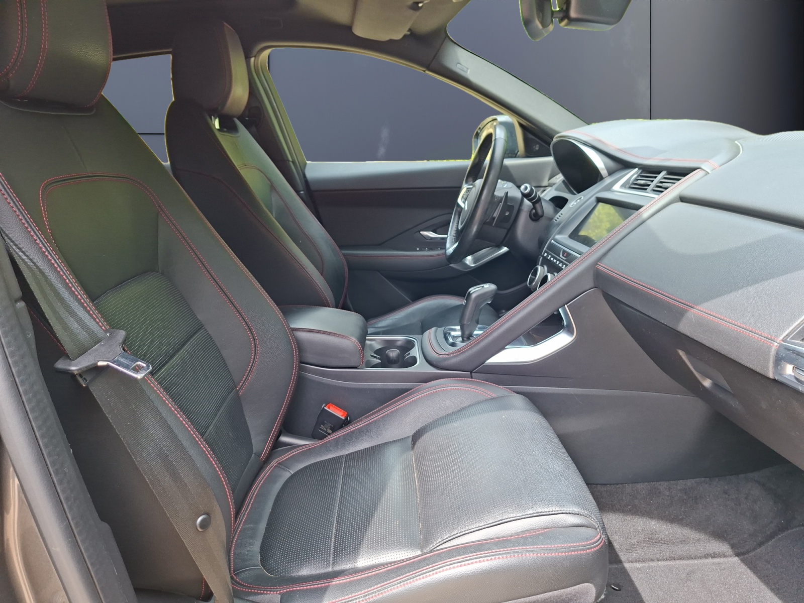 Jaguar E-Pace 13