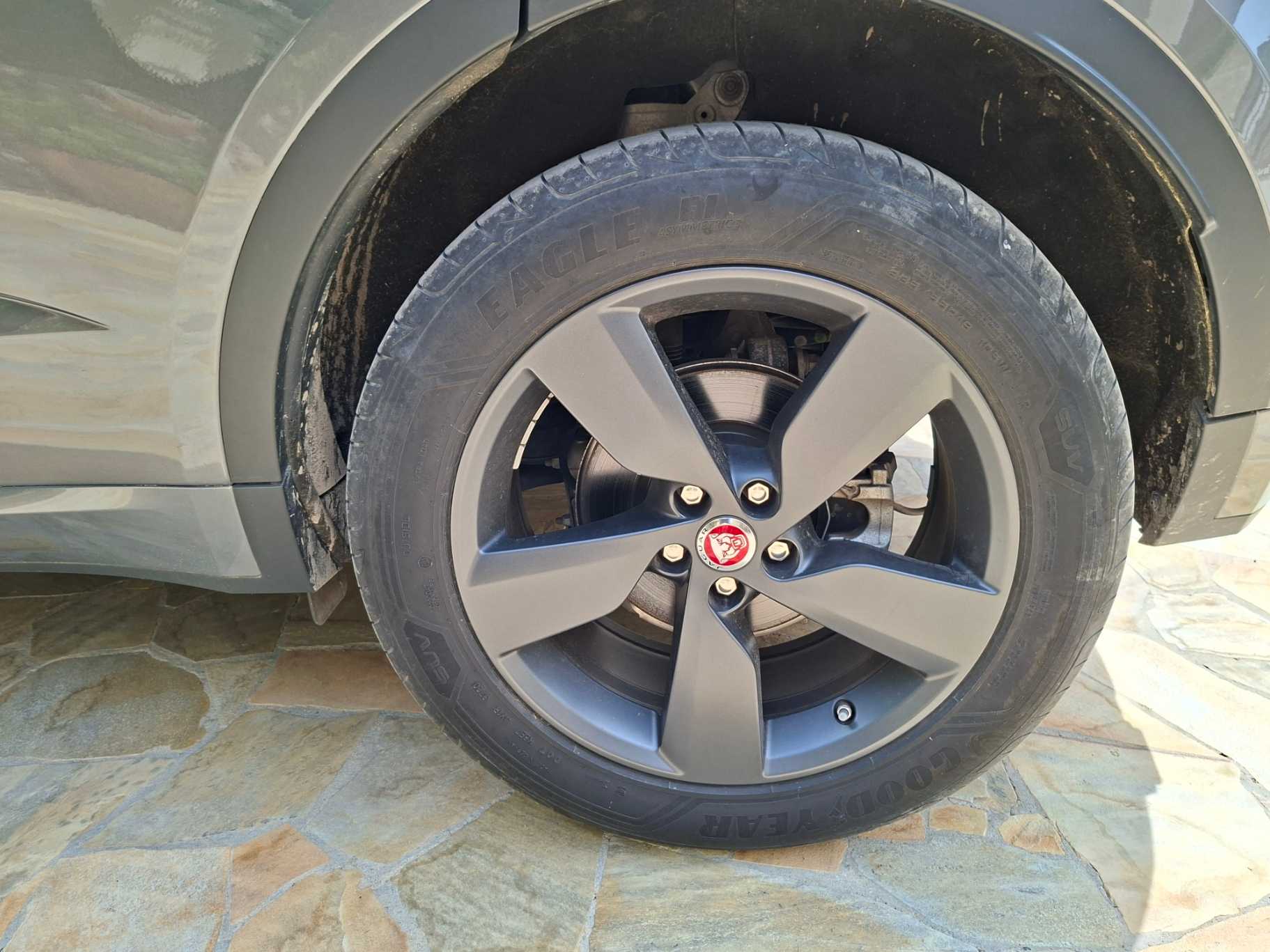 Jaguar E-Pace 38