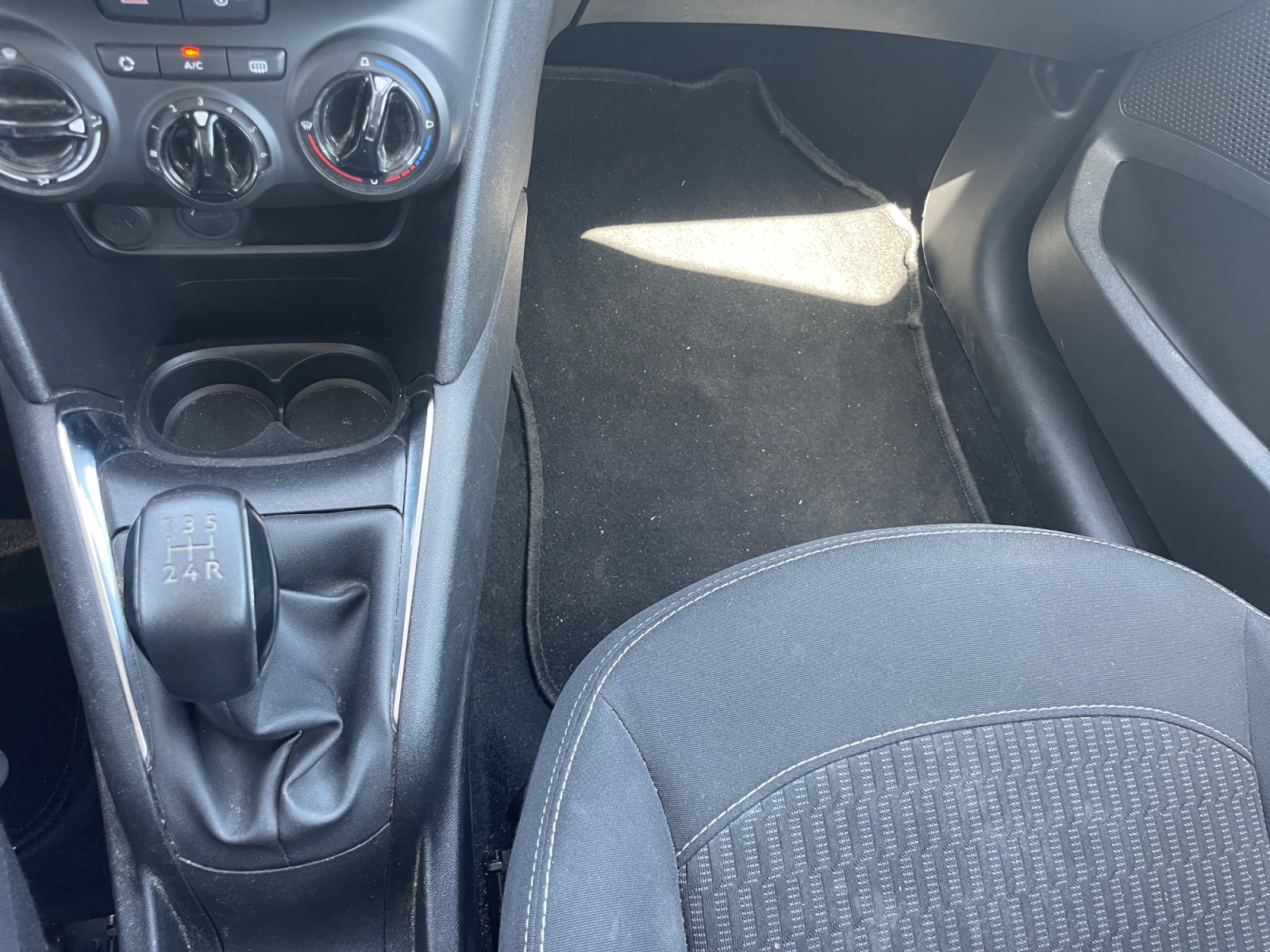 Peugeot 208 23