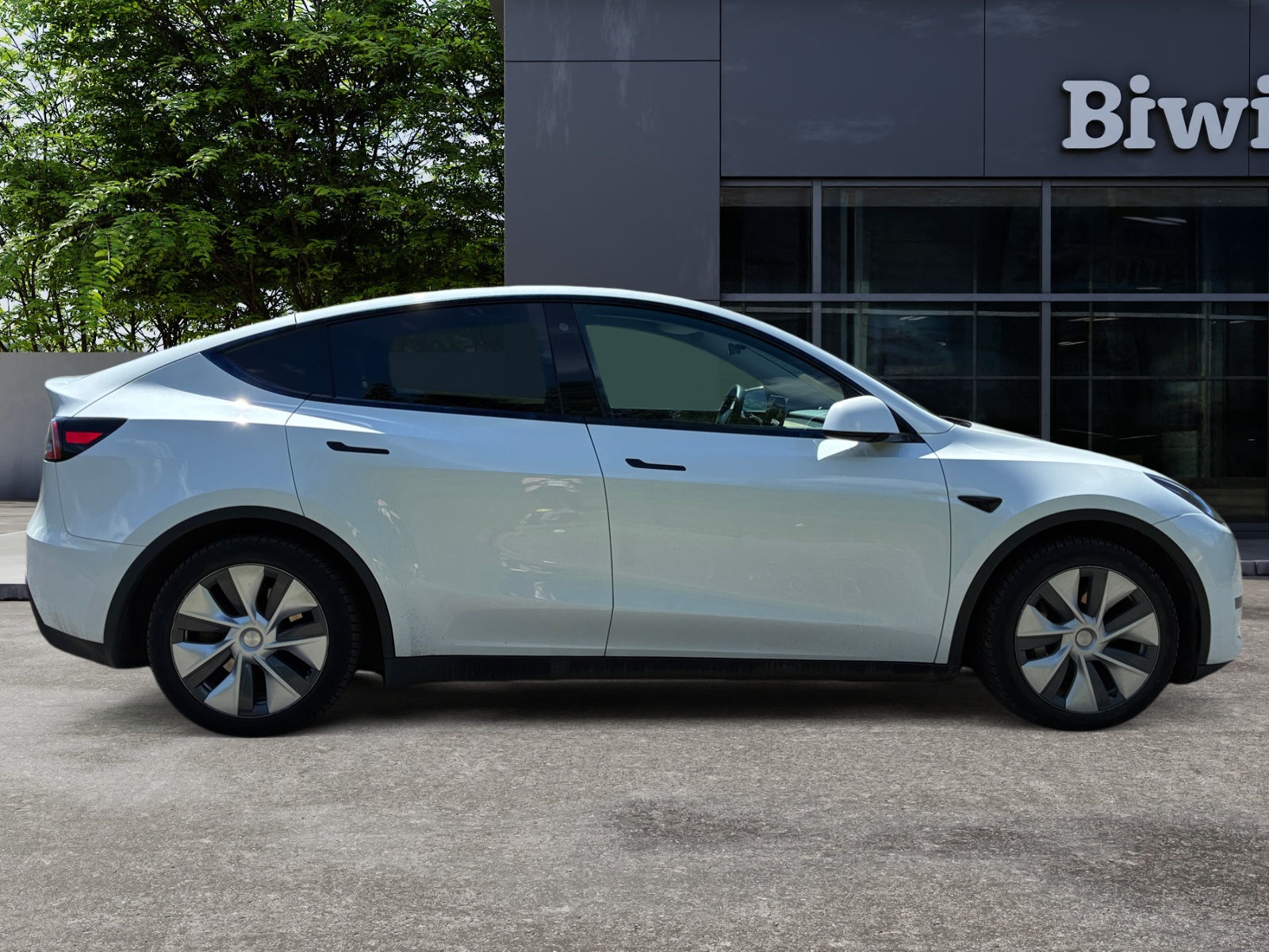 Tesla Model-Y 5