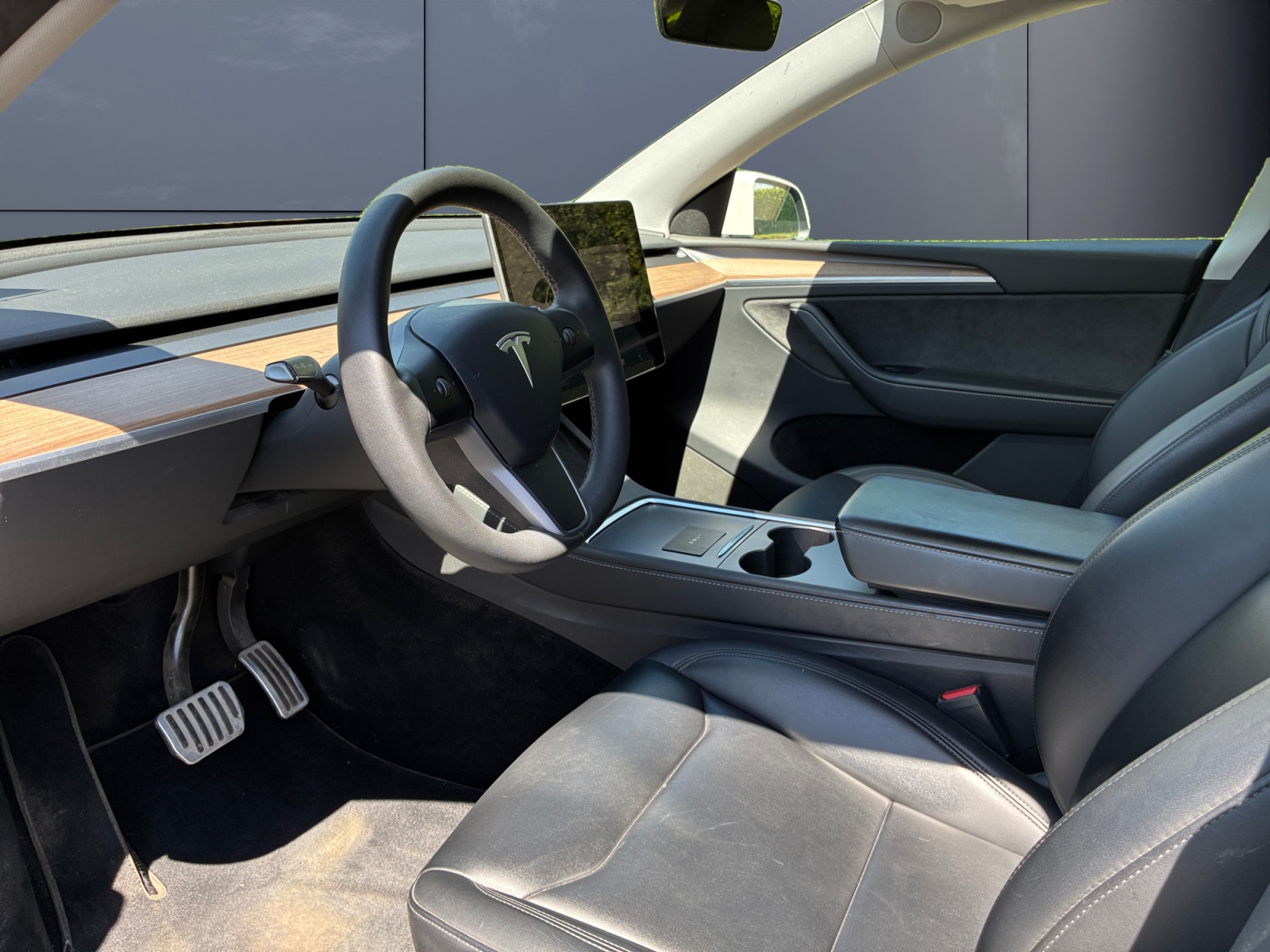 Tesla Model-Y 8