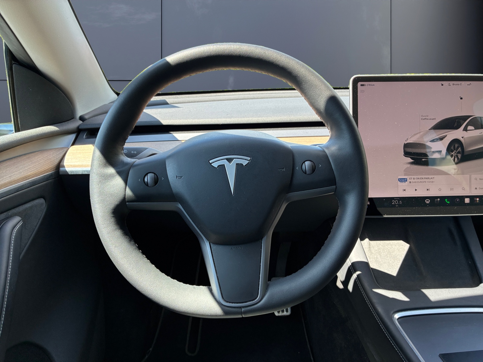 Tesla Model-Y 15