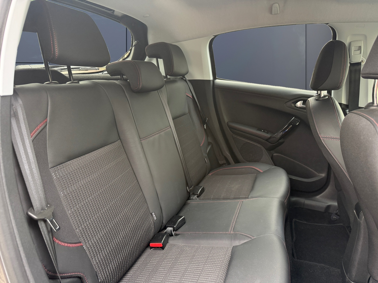 Peugeot 208 11