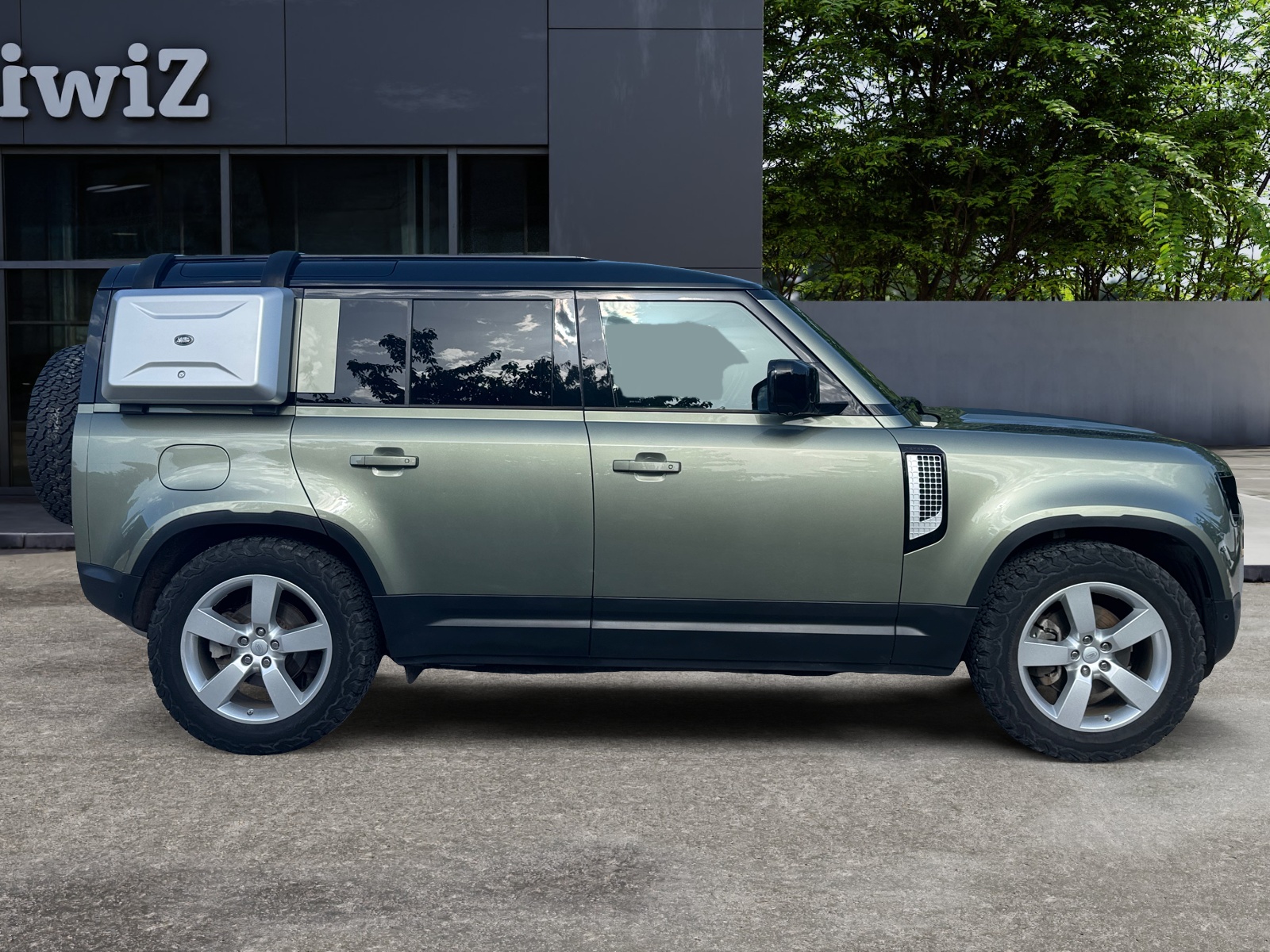 Land Rover Defender 2