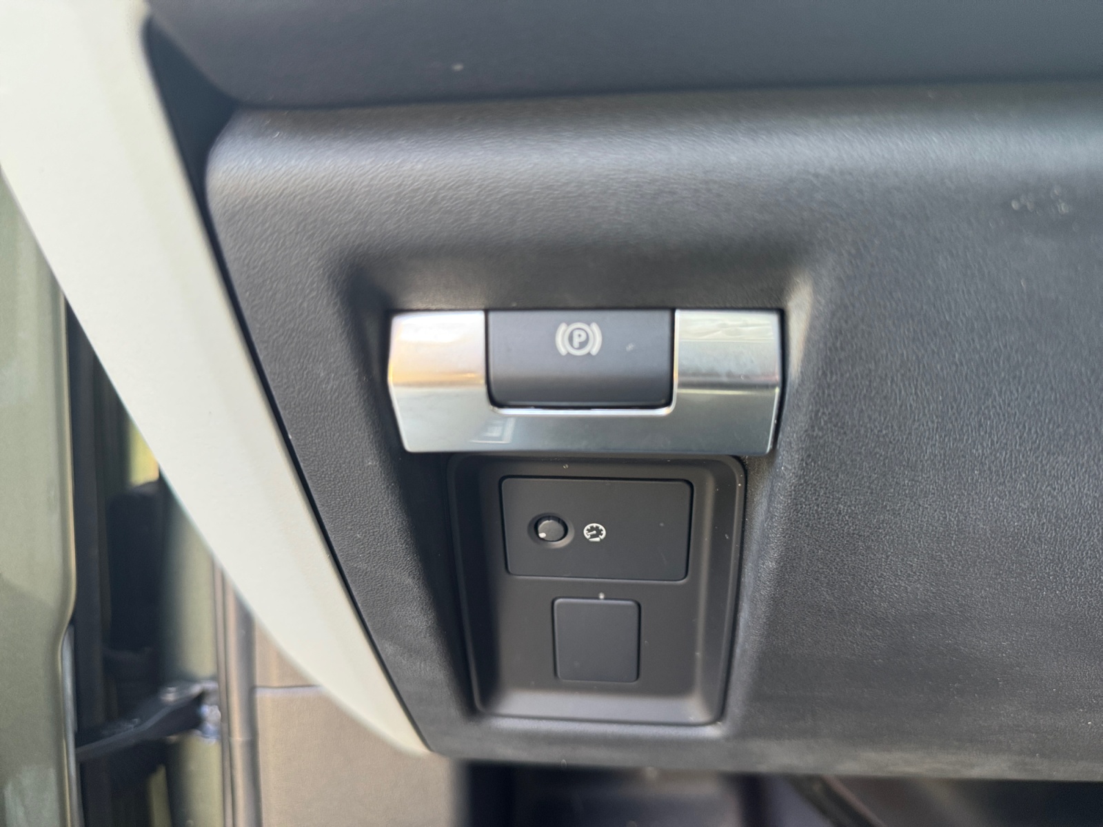 Land Rover Defender 16