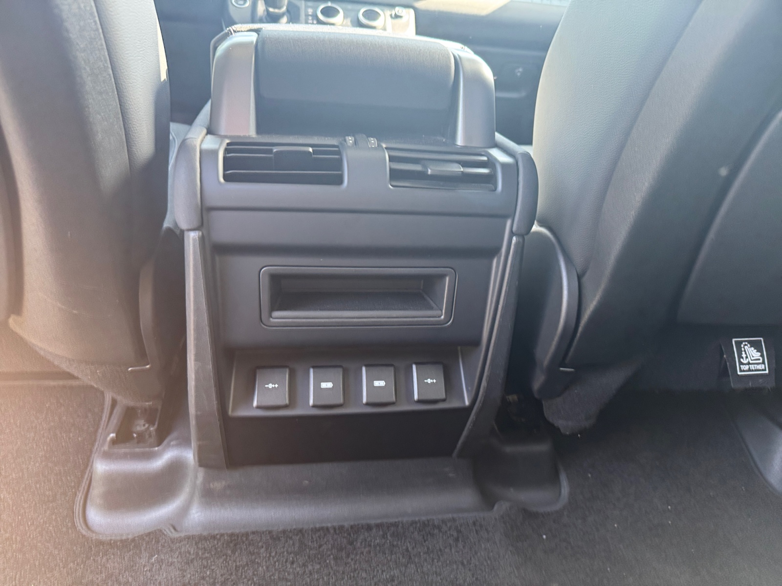 Land Rover Defender 23