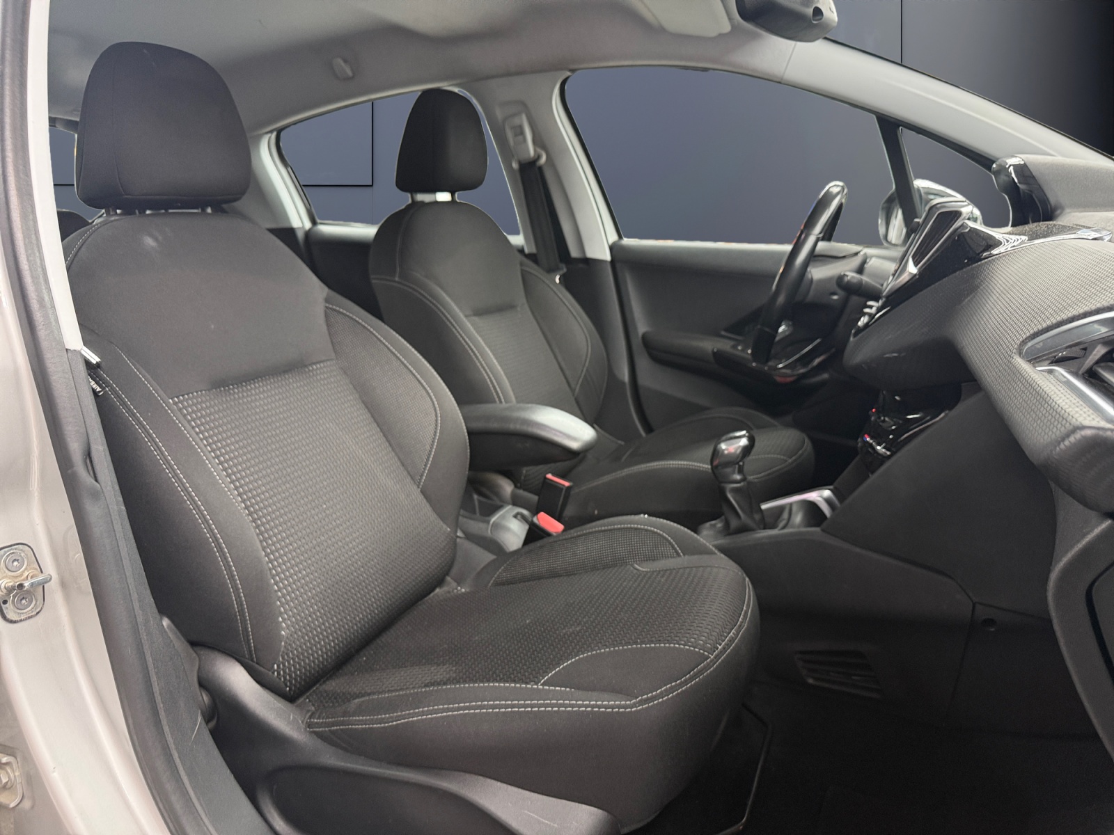 Peugeot 208 13