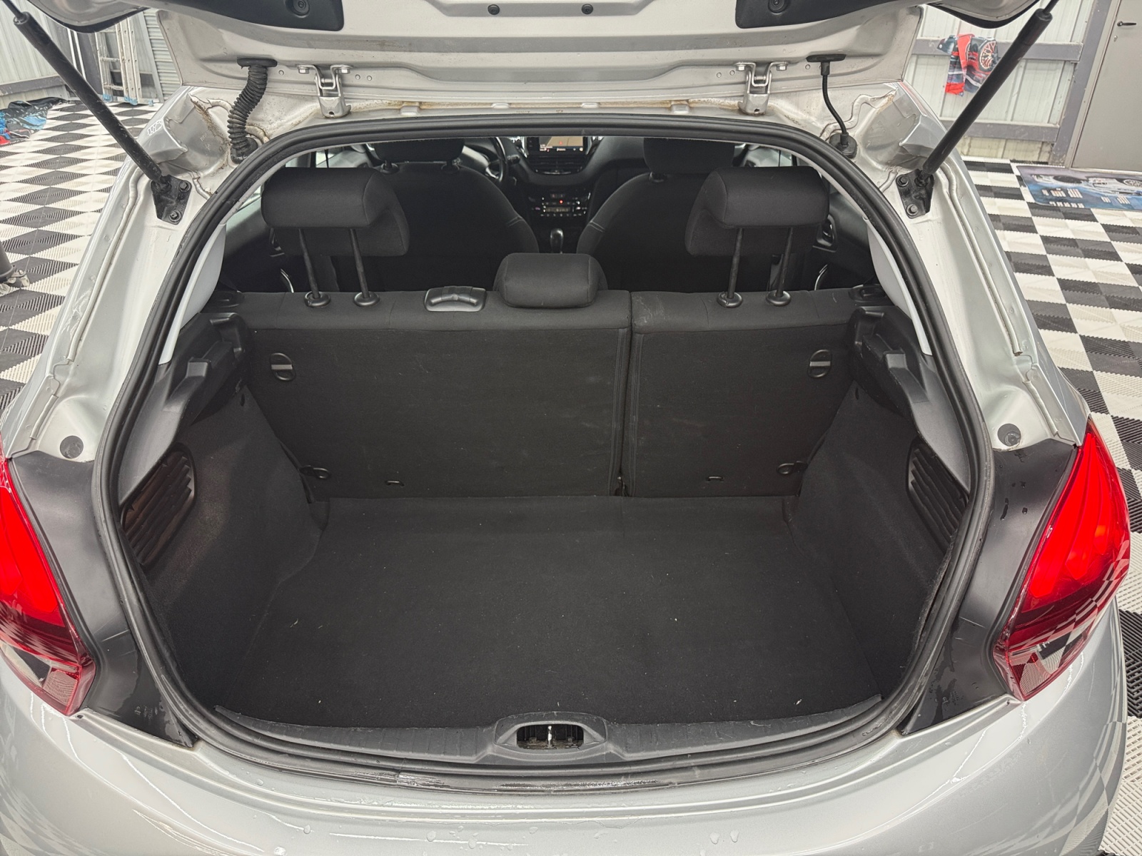 Peugeot 208 24