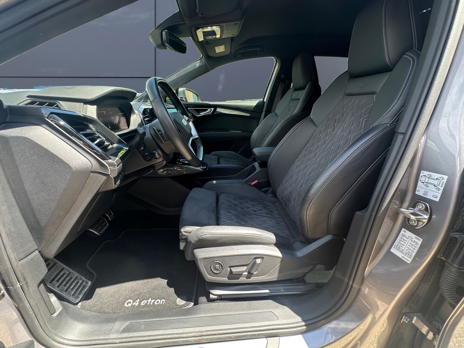 Audi Q4 9