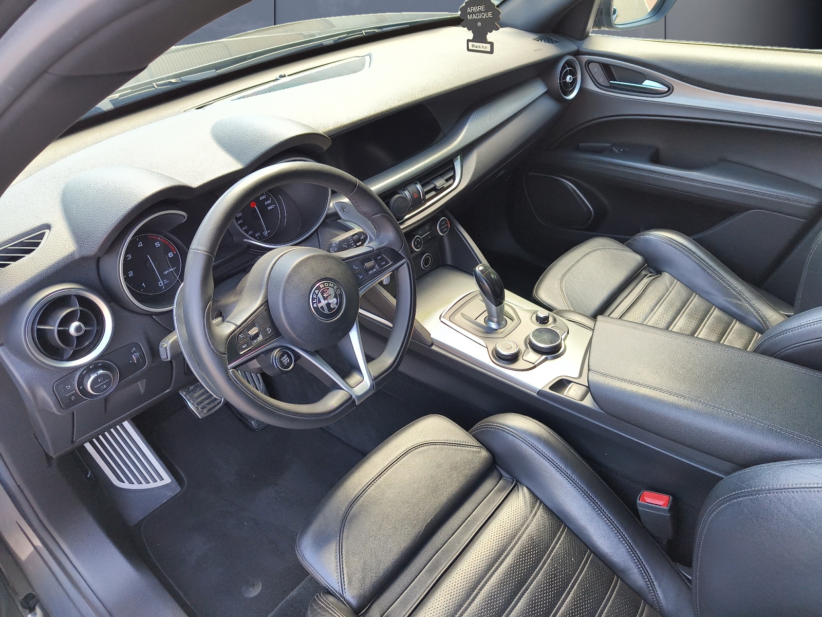 Alfa Romeo Stelvio 8