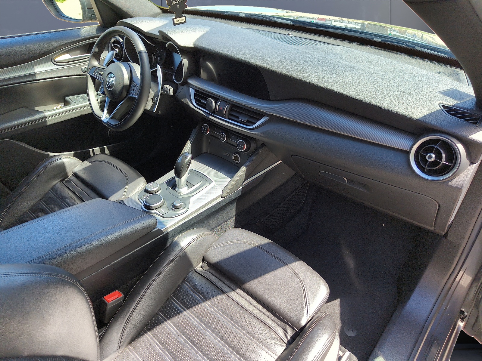 Alfa Romeo Stelvio 12
