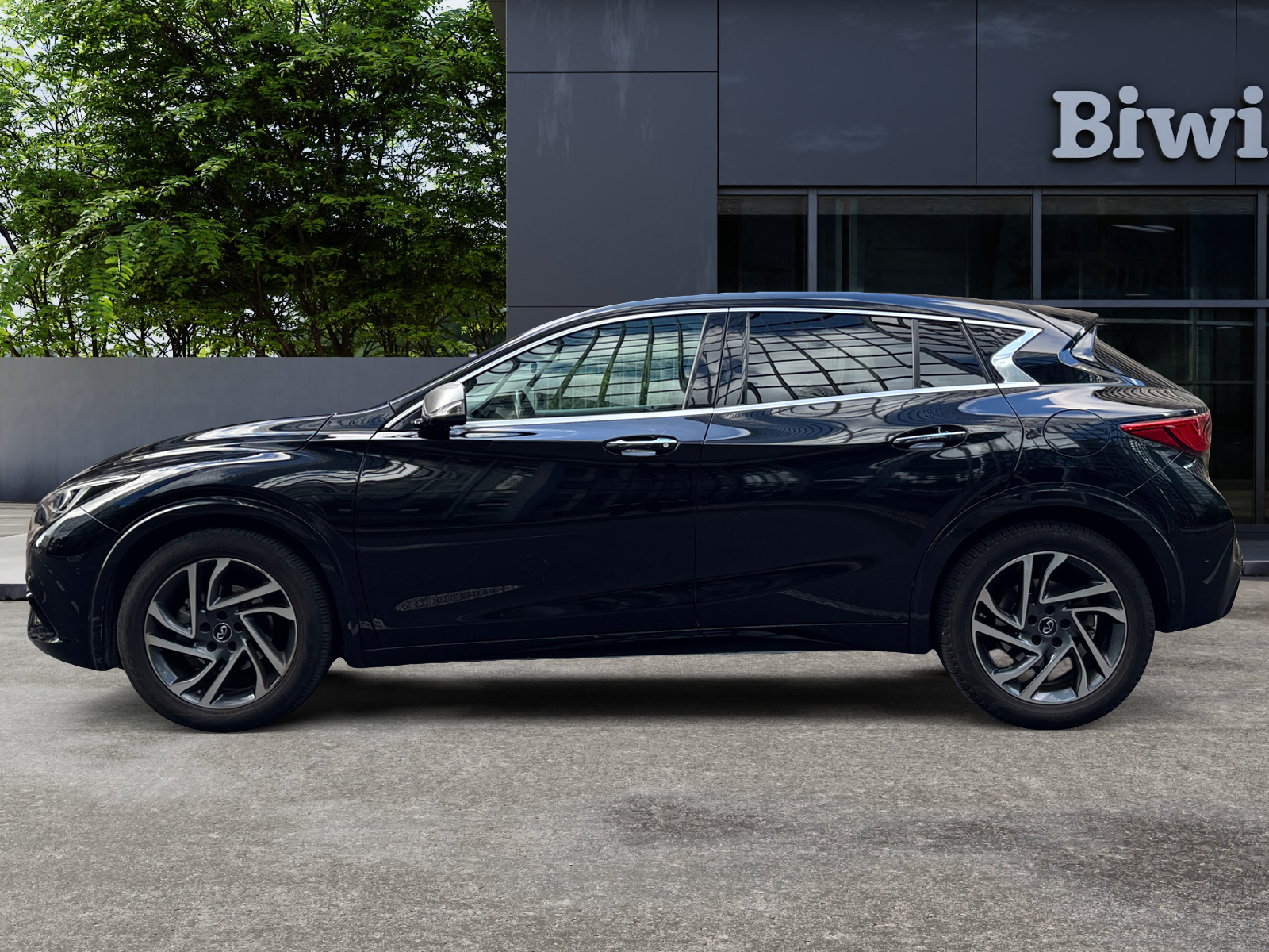 Infiniti Q30 1