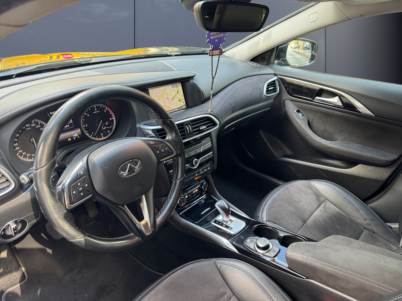 Infiniti Q30 8